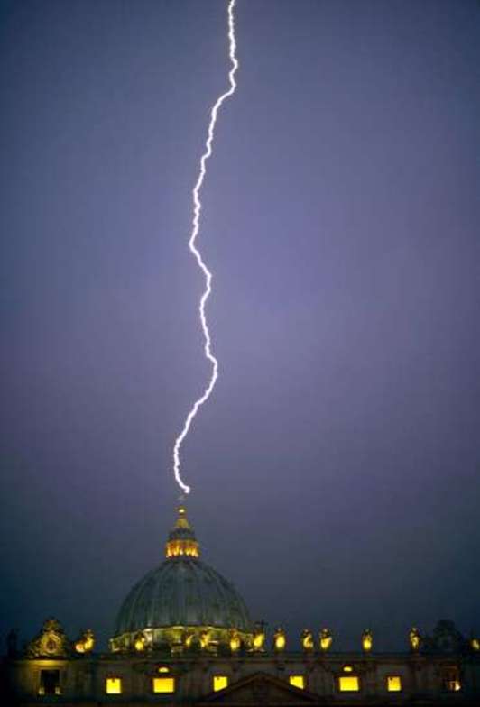 Un rayo impacta sobre la cúpula del Vaticano en la noche del lunes. (Filippo MONTEFORTE/AFP)
