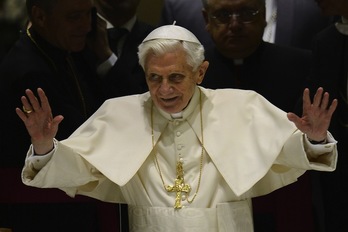 Ratzinger se dirige a los feligreses durante la primera audiencia pública tras anunciar su renuncia. (Filippo MONTEFORTE/AFP)