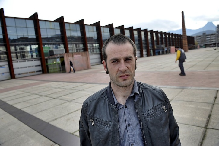 Aiert Goenaga, Landako aurrean hartutako irudian. (Marisol RAMIREZ/ARGAZKI PRESS)