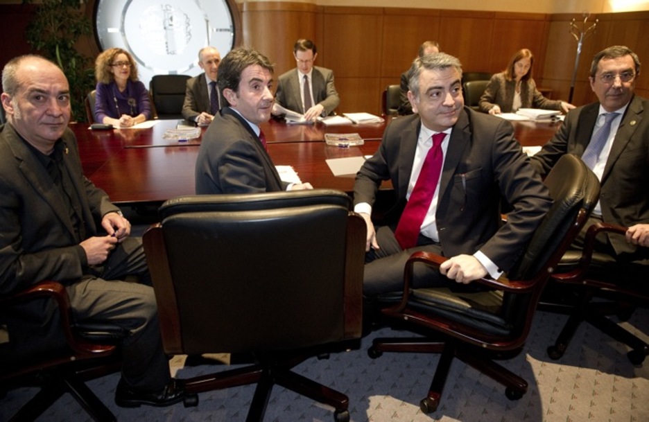 Martin Garitano, Javier de Andrés y José Luis Bilbao, al inicio de la reunión. (Raúl BOGAJO/ARGAZKI PRESS) Martin Garitano, Javier de Andrés y José Luis Bilbao, al inicio de la reunión. (Raúl BOGAJO/ARGAZKI PRESS)