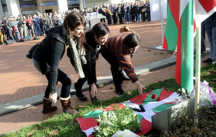 Ofrenda floral a Santi Brouard, en el 28 aniversario de su muerte a tiros. (Luis JAUREGIALTZO/ARGAZKI PRESS)