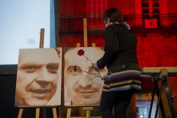 Ofrenda floral a Santi Brouard, en el 28 aniversario de su muerte a tiros. (Luis JAUREGIALTZO/ARGAZKI PRESS)