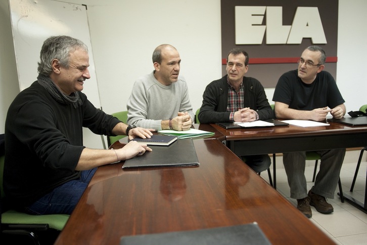 Manu Ugartemendia eta Jon Garay Herrirako kideak Xabier Anza eta Patxi Agirrezabalaga ELAko ordezkariekin. (Gari GARAIALDE/ARGAZKI PRESS)