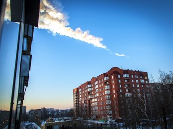 Rastro de un objeto que ha caído encima de un edificio residencial de la ciudad de Cheliabinsk