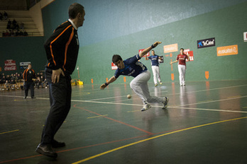Joseba Ezkurdia, pilota jaso nahian. (Gari GARAIALDE/ARGAZKI PRESS)