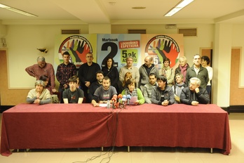 Familiares y amigos de los cinco condenados por Bateragune junto a representantes políticos y sindicales. (Jon URBE / ARGAZKI PRESS)