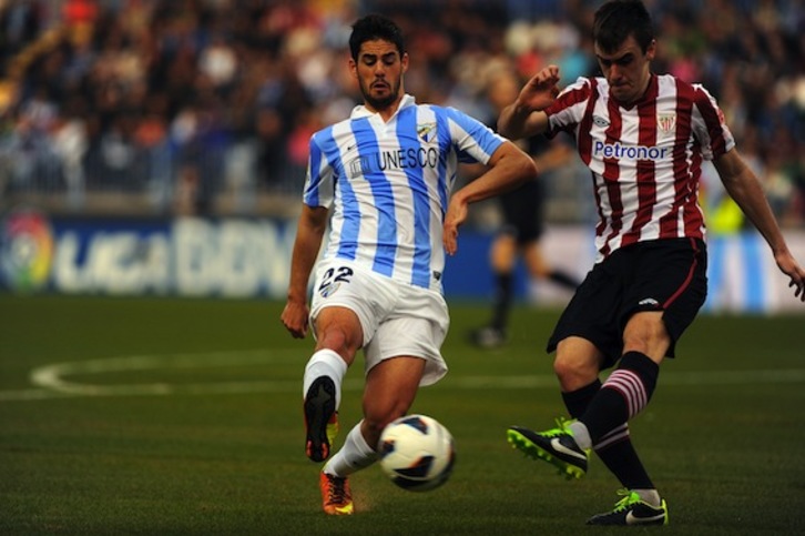 Jon Aurtenetxe disputa un balón ante ‘Isco’. (Jorge GUERRERO/AFP PHOTO)