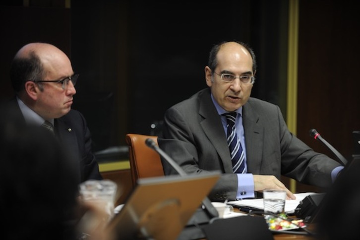 El parlamentario del PP Carmelo Barrio junto al consejero de Salud de Lakua, Jon Darpón. (ARGAZKI PRESS)