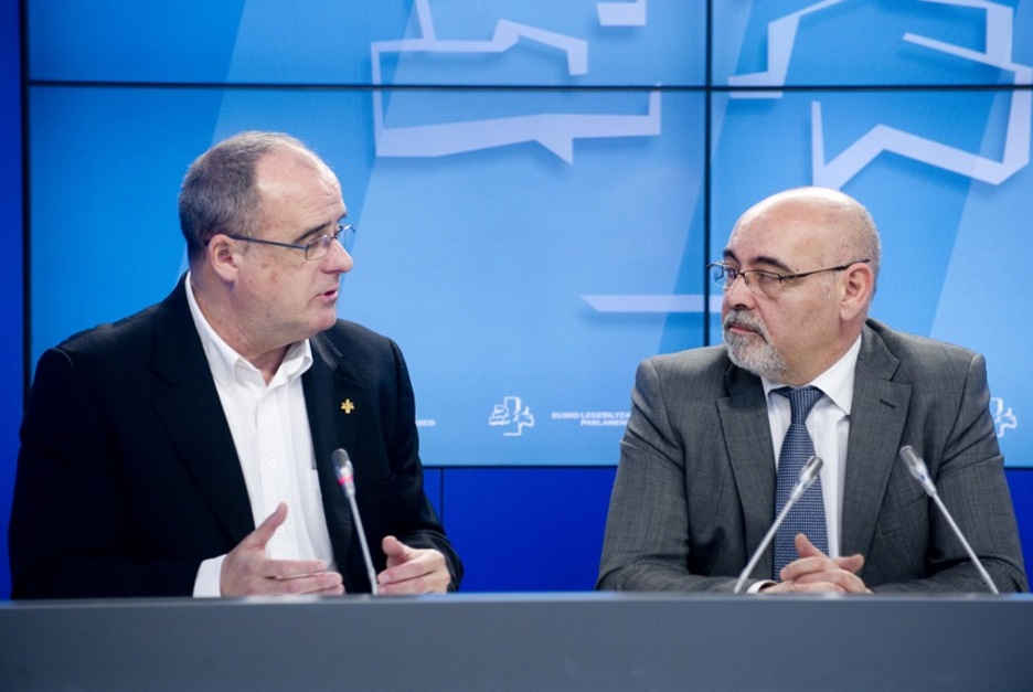 Joseba Egibarrek eta Jose Antonio Pastorrek baieztatu dute akordioa. (Raul BOGAJO/ARGAZKI PRESS) Joseba Egibarrek eta Jose Antonio Pastorrek baieztatu dute akordioa. (Raul BOGAJO/ARGAZKI PRESS)