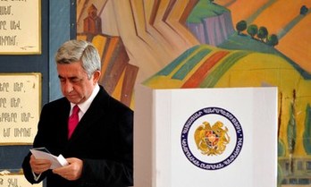 El presidente armenio, Serge Sargsián, se dispone a votar. (Karen MINASYAN/AFP)