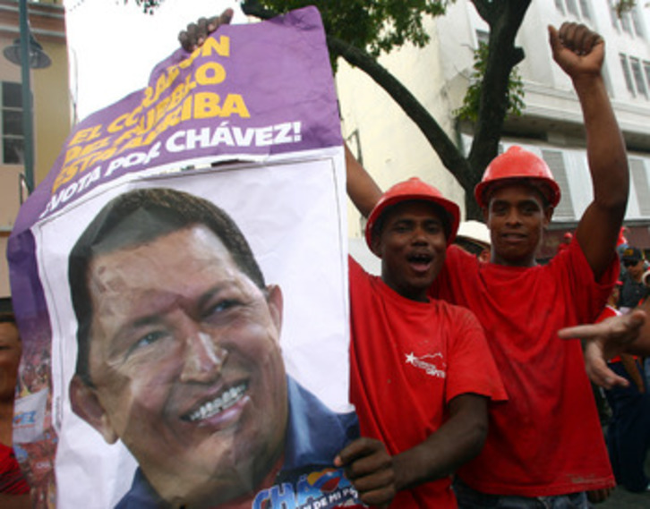 Seguidores de Chávez se han concentrado en las inmediaciones del Hospital Militar de Caracas en apoyo al presidente. (Geraldo CASO/AFP)