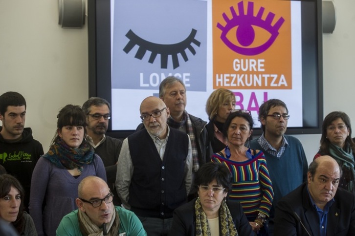 Una representación de los agentes firmantes del manifiesto ha comparecido en Bilbo. (Luis JAUREGIALTZO/ARGAZKI PRESS)