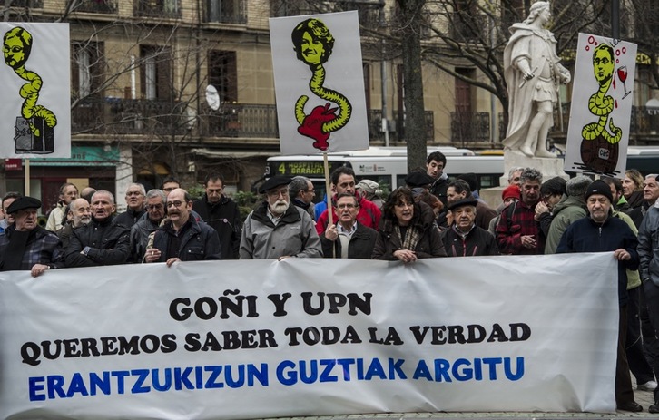 Kontuz! se ha concentrado ante el Parlamento con motivo de la comparecencia de Goñi. (Jagoba MANTEROLA/ARGAZKI PRESS)