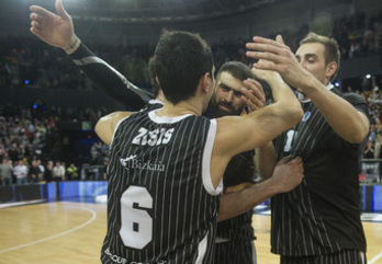 Jugadores del Bilbao Basket celebran la victoria. (Luis JAUREGIALTZO/ARGAZKI PRESS)