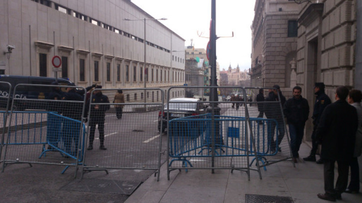 Kongresua hesiz inguratu dute eztabaida dela-eta. (<a href="http://twitpic.com/c5asni" target="_blank">@albertopradilla</a>)