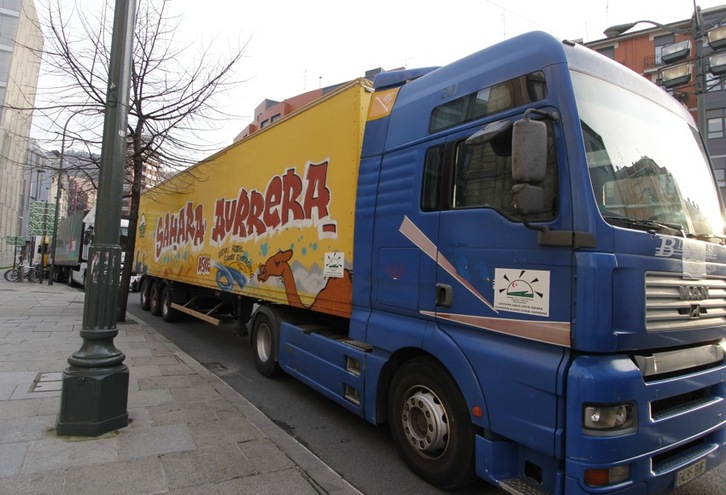 La caravana solidaria partió de Bilbo el 16 de febrero. (Gotzon ARANBURU)