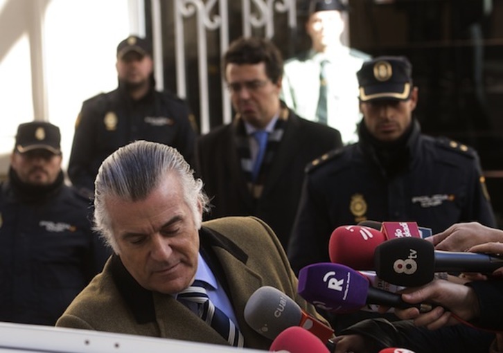 Luis Bárcenas, a su salida de la Fiscalía Anticorrupción tras declarar por la supuesta contabilidad B del PP a principios de febrero. (Pierre-Philippe MARCOU/AFP)