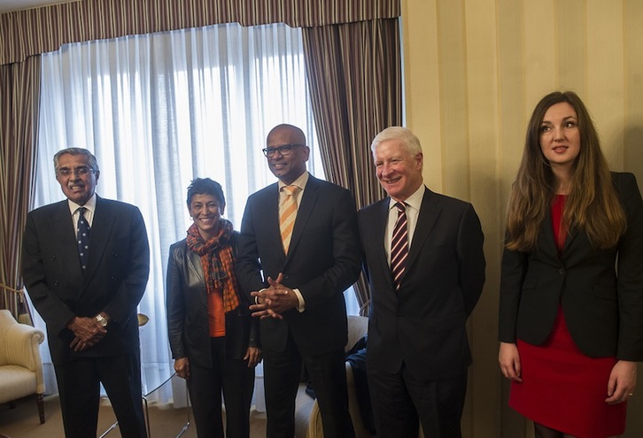De izquierda a derecha, Satish Nambiar, Aracelly Santana, Ram Manikkalingam, Chris Maccabe y Fleur Ravensbergen, miembros de la CIV, en Bilbo. (Luis JAUREGIALTZO/ARGAZKI PRESS)