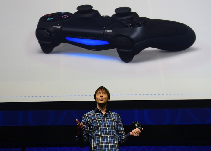 El nuevo mando ‘DualShock 4’ fue lo único que mostró Sony de la nueva consola. (Emmanuel DUNAND / AFP PHOTO)