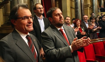 Artur Mas (CiU) y Oriol Junqueras (ERC), con Joan Herrera (ICV)detrás, en el Parlament. (Quique GARCIA/AFP)