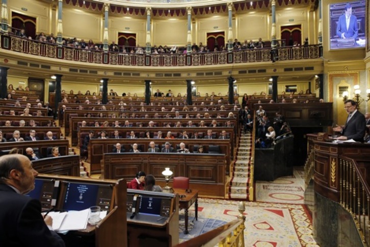 Rubalcaba escucha una intervención de Mariano Rajoy en el Congreso. (César MANSO/AFP)