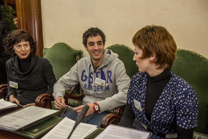 Bildu eta Aralarreko zinegotziek euskal presoen aldeko kredentzialak jantzi dituzte pleno hasieran. (Lander Fdz. ARROIABE/ARGAZKI PRESS)