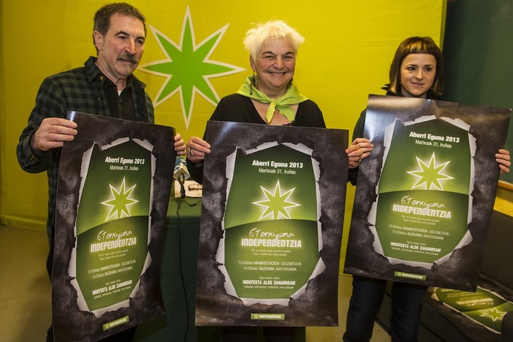 Independentistak sareko kideak Aberri Eguneko kartelarekin. (Lander Fdz ARROIABE/ARGAZKI PRESS)