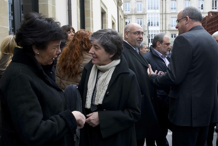 Isabel Celaá conversa con Laura Mintegi durante la ofrenda floral. (Raul BOGAJO/ARGAZKI PRESS)