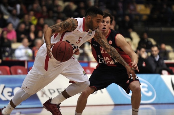 Un lance del encuentro entre el Olympiacos y el Caja Laboral. (Louisa GOULIAMAKI/AFP PHOTO)