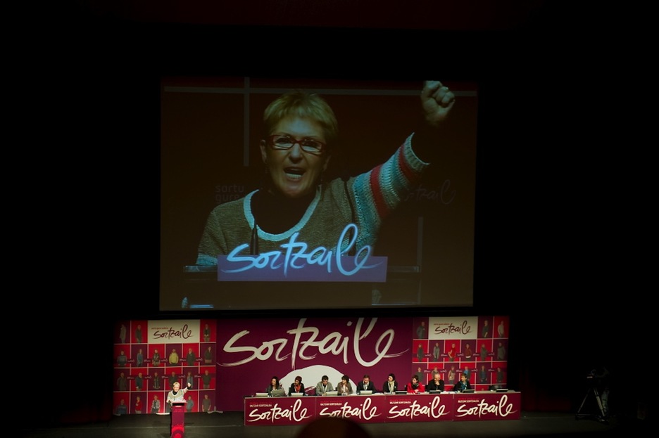 Karmele Aierbe ha sido la encargada de leer el mensaje de Arnaldo Otegi desde la prisión de Logroño. (Idoia ZABALETA/ARGAZKI PRESS)