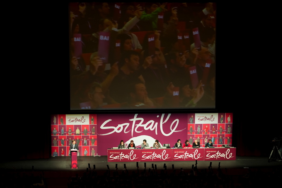 Un momento de la votación, con Iñaki Zabaleta al micrófono. (Idoia ZABALETA/ARGAZKI PRESS)