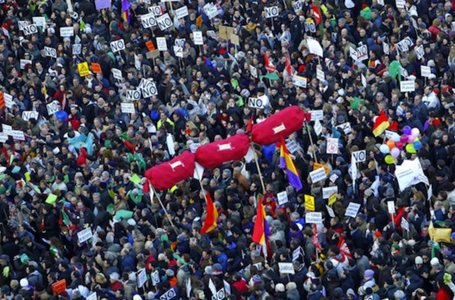 Varios manifestantes portan un chorizo durante una de las marchas. (Borja SANCHEZ-TRILLO/AFP)