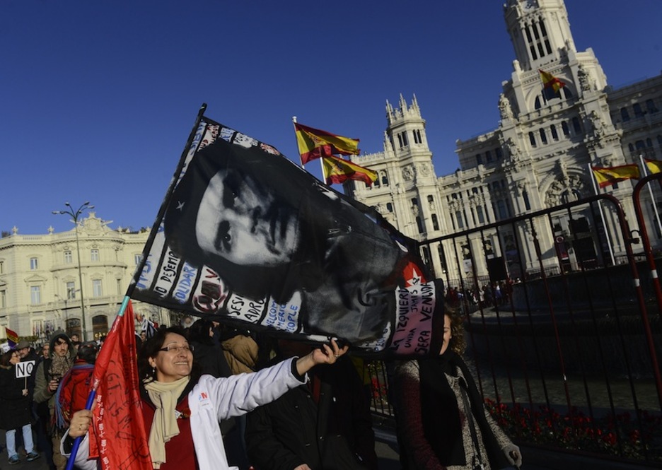 Una manifestante porta la imagen del Che Guevara. (Pierre-Philippe MARCOU/AFP)