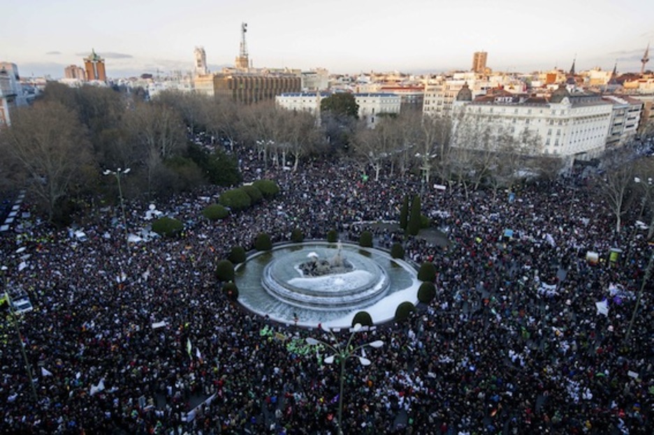 La céntrica Plaza Neptuno, rodeada por manifestantes. (Borja SANCHEZ-TRILLO/AFP)