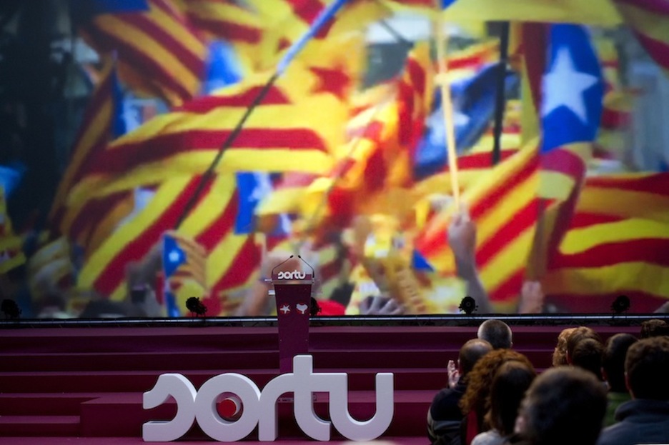 Nazioarteko borroka ezberdinak batu dituen bideoa ikusi da Anaitasunan.  Horien artean, Kataluniako independentistena. (Idoia ZABALETA/ARGAZKI PRESS)