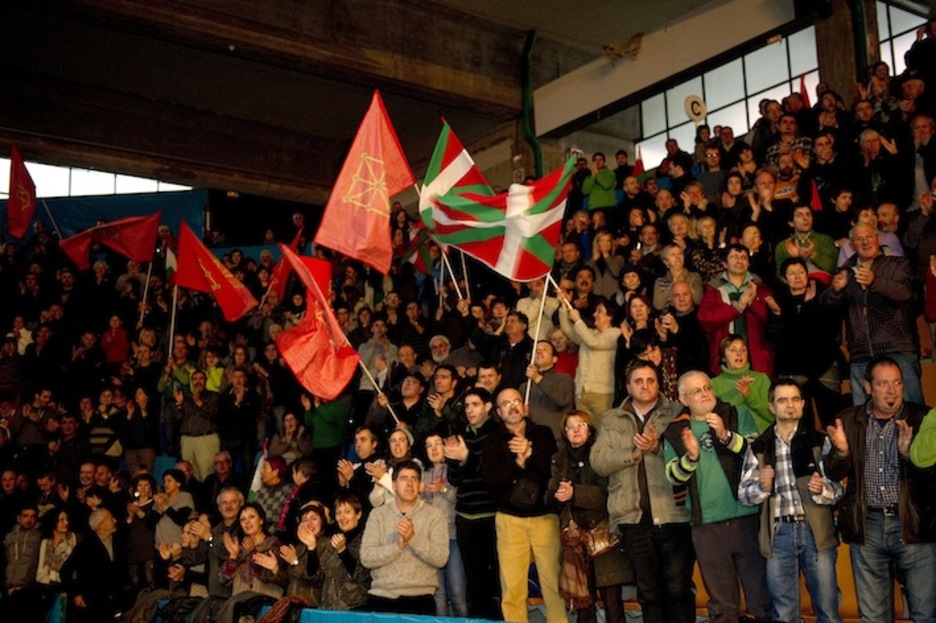 Ikurrinak eta Nafarroako banderak, jendartean. (Idoia ZABALETA/ARGAZKI PRESS)