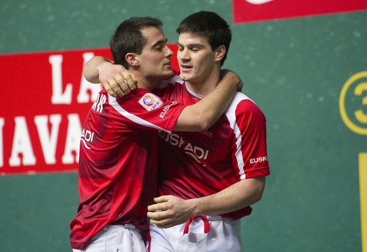 Bengoetxea y Beroiz celebran la victoria en el Ogueta. (Raul BOGAJO/ARGAZKI PRESS)