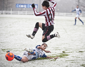 Athleticek elurpean jokatu behar izan du Lezaman. (Jon HERNAEZ / ARGAZKI PRESS)