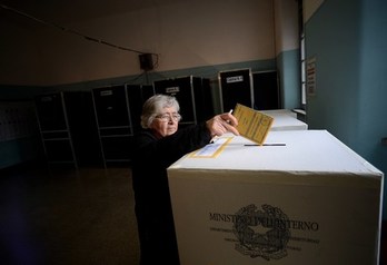 Una mujer deposita su voto en un colegio electoral de Roma. (Filippo MONTEFORTE/AFP PHOTO)