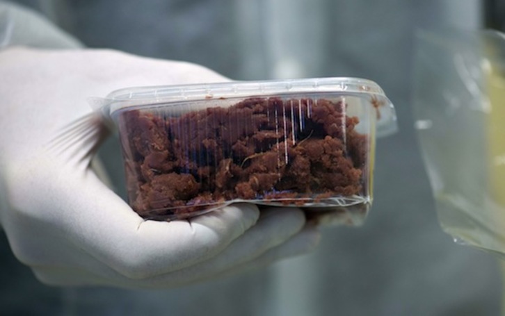 Una porción de carne lista para ser analizada en un laboratorio alemán. (Johannes EISELE/AFP)
