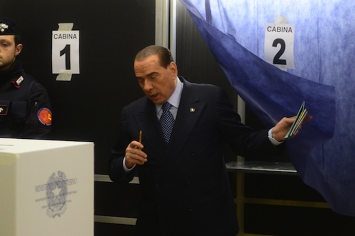 El ex primer ministro italiano Silvio Berlusconi, el domingo, cuando acudió a votar. (Olivier MORIN/AFP PHOTO)