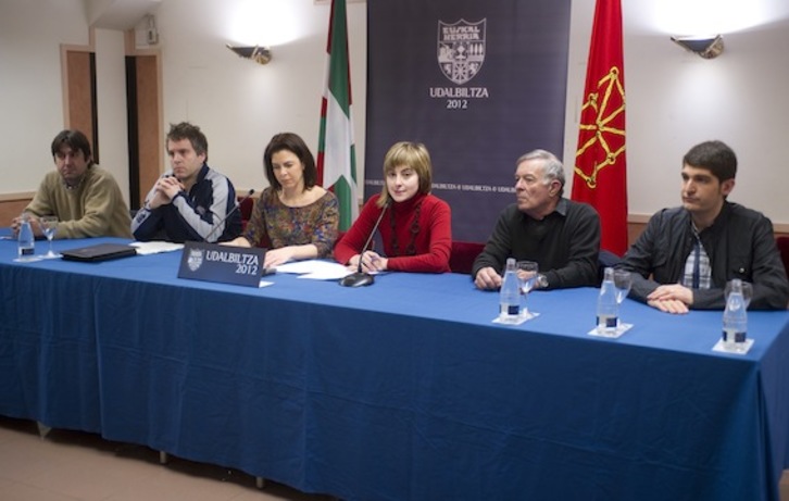 Talde sustatzailearen prentsaurrekoa larunbateko ekitaldia azaltzeko. (Juan Carlos RUIZ/ARGAZKI PRESS)