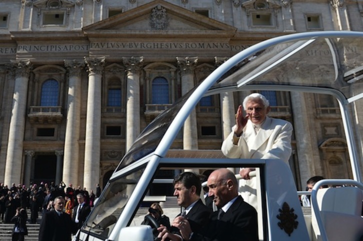 Benedicto XVI, en su papamovil durante su última audiencia como pontifice. (Gabriel BOUYS/AFP)