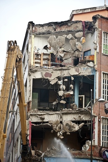 Derribo del gaztetxe de Kukutza, el 23 de setiembre de 2011. (Jon HERNAEZ/ARGAZKI PRESS)