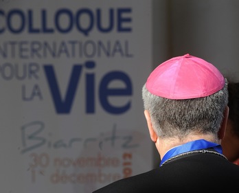 El obispo Aillet de espaldas durante el ‘Foro por la vida’ organizado en Biarritz. (Gaizka IROZ)