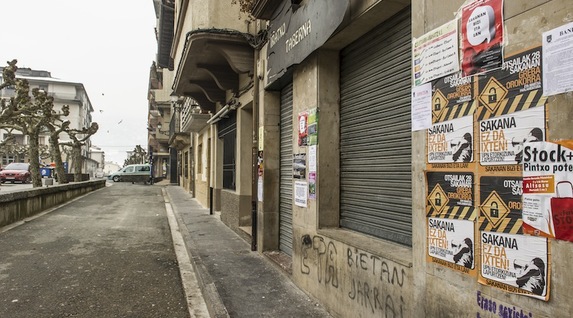 Protesta deialdiaren «arrakasta» goraipatu dute deitzaileek. Altsasuko tabernak ere itxi dituzte. (Lander Fdz ARROIABE/ARGAZKI PRESS)