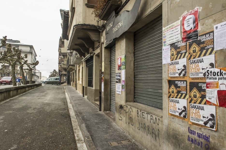Protesta deialdiaren «arrakasta» goraipatu dute deitzaileek. Altsasuko tabernak ere itxi dituzte. (Lander Fdz ARROIABE/ARGAZKI PRESS) Protesta deialdiaren «arrakasta» goraipatu dute deitzaileek. Altsasuko tabernak ere itxi dituzte. (Lander Fdz ARROIABE/ARGAZKI PRESS)