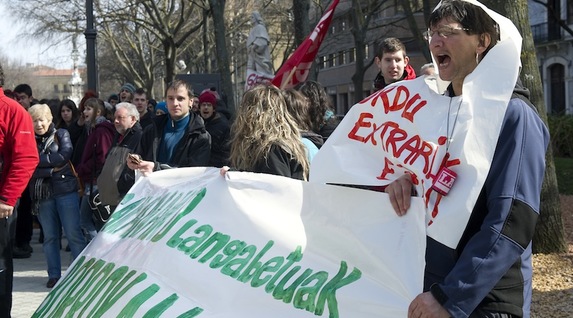 Era guztietako protestak ikusi dira Iruñean. (Idoia ZABALETA/ARGAZKI PRESS)