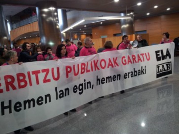 ELA y LAB se han concentrado en Lakua con motivo de la reunión de la Mesa General de la Función Pública. (ELA)