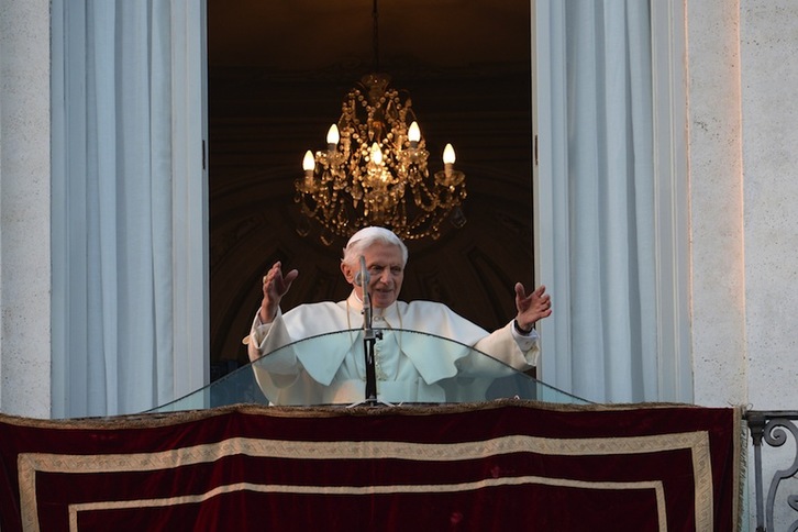 Joseph Ratzinger saluda a sus seguidores en la que ha sido su última aparición pública como Pontífice. (Filippo MONTEFORTE/AFP)